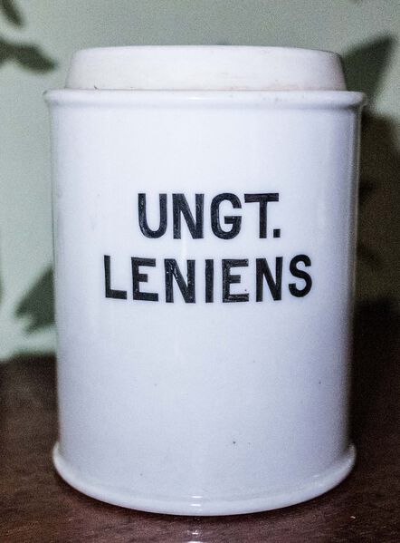 Datei:GHV Apotheke-Standgefaess-Keramik-UngtLeniens.jpeg