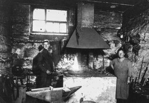 Um 1935 mit seiner Mutter Wilhelmine (geb. Konzi) in der Schmiede