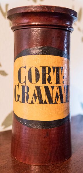 Datei:GHV Apotheke Standgefaess-Holz-Cort-Granat.jpeg