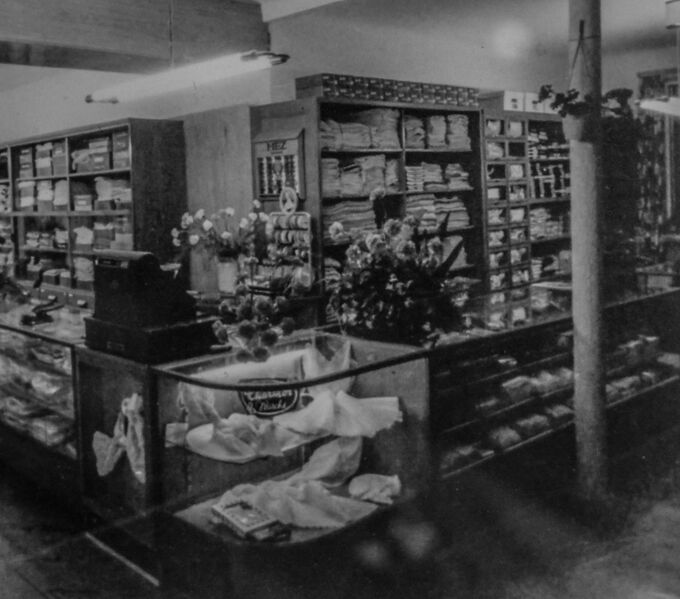 Datei:GHV Schubladen-Schrank-Druskus-Laden.JPG