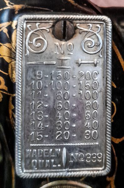 Datei:GHV Naehzimmer NM-Knoch Schild-Nadelqualität.JPG