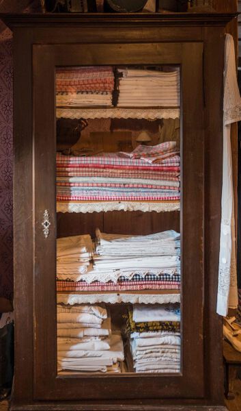 Datei:GHV Naehzimmer Wäscheschrank.JPG