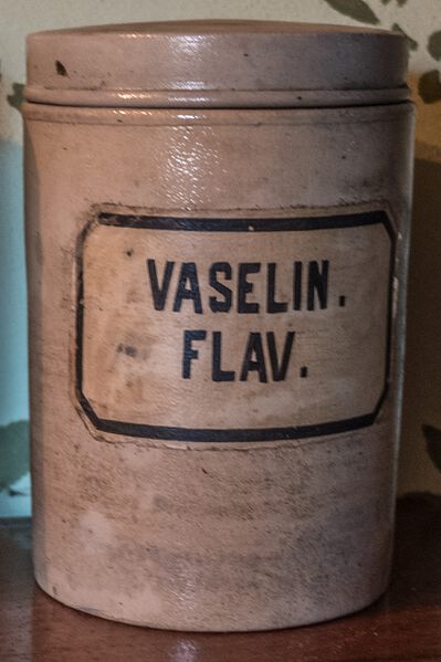 Datei:GHV Apotheke Standgefaess-Steingut-VaselinFlav.jpeg