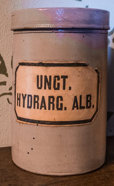 Datei:GHV Apotheke Standgefaess-Steingut-UngtHydrargAlb.jpeg