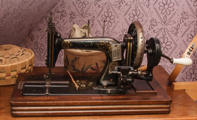 Datei:GHV Naehzimmer NM-Knoch Maschine.JPG