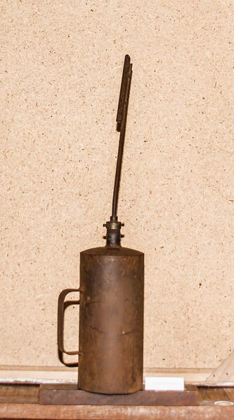 Datei:GHV Winzerei-Ölheizung-Kanne.JPG