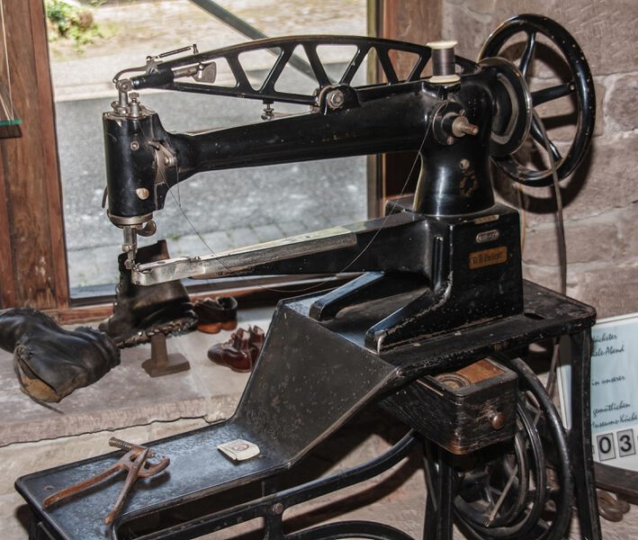Datei:GHV Schuhmacher-Nähmaschine.JPG