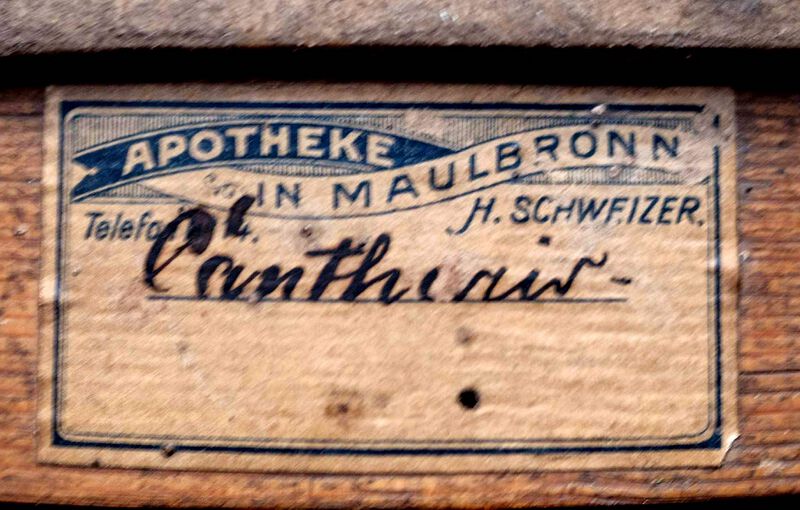 Datei:GHV Apotheke-Sieb-4a-Aufkleber-Tel14-Deckel-o.jpg