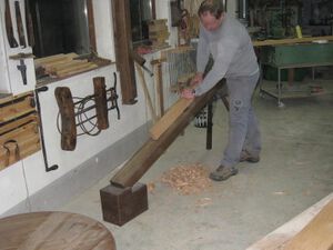 Mit dem Fügbock/Stoßbank werden die Dauben ins Modell gefügt (Feinfügen).Fügearten: Kopffügen oder federisch fügen - Der Stab wird von Kopf zu Kopf durchgefügt. Bauchfügen oder fugisch fügen - Der Stab wird vom Bauch zum Kopf gefügt