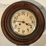 Wanduhr in der Buchbinderei