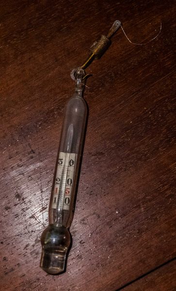 Datei:GHV Apotheke-Analysewaage-Thermometer-Skala.jpeg