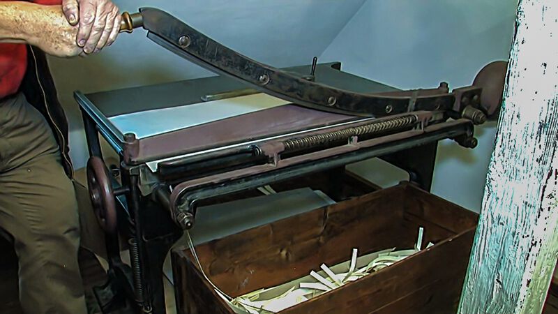 Datei:GHV Buchbinderei-Pappschere-in-Aktion.JPG