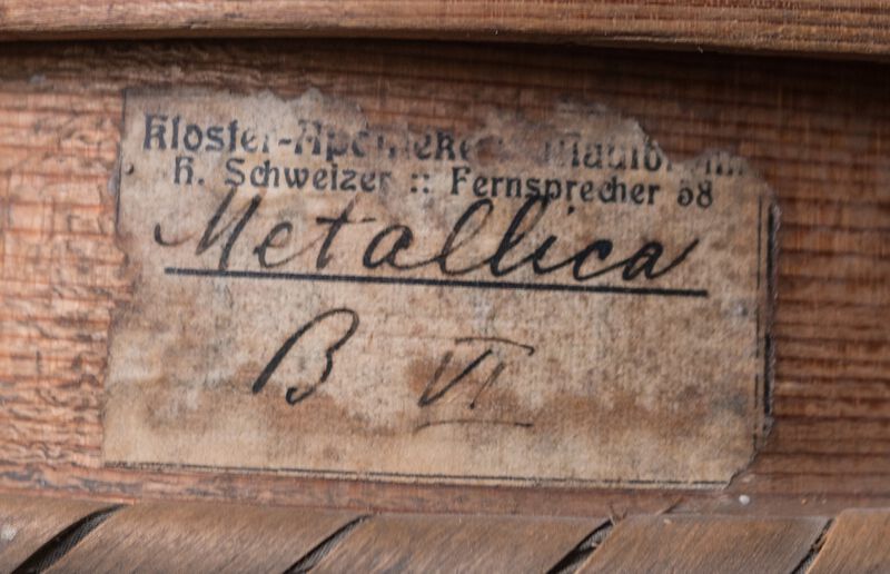 Datei:GHV Apotheke-Sieb-6B-AufkleberTel58-fraktur-detail.jpeg