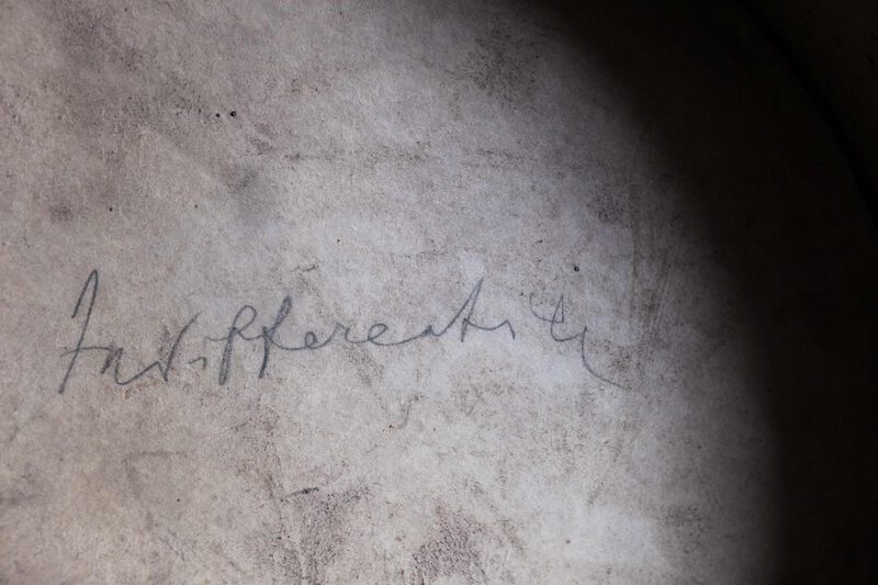 Datei:GHV Apotheke-Sieb-5-DeckelSchrift-o.jpeg