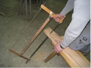 Ablängen: Ablängen der Stäbe ( Dauben) mit der Gestellsäge (Spannsäge).