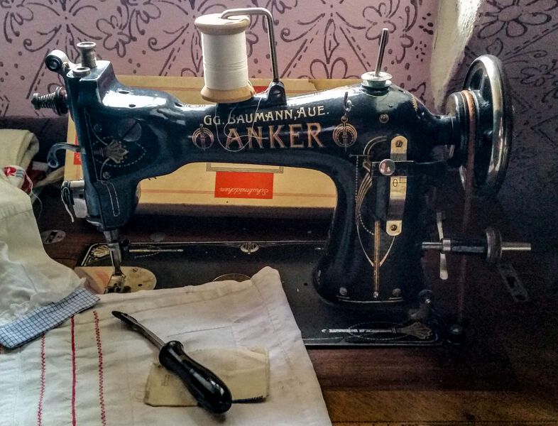 Datei:GHV Naehzimmer NM-Anker Maschine.JPG
