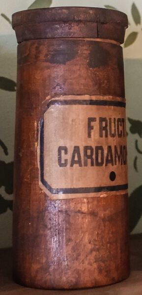 Datei:GHV Apotheke Standgefaess-Holz-FructCardamon.jpeg