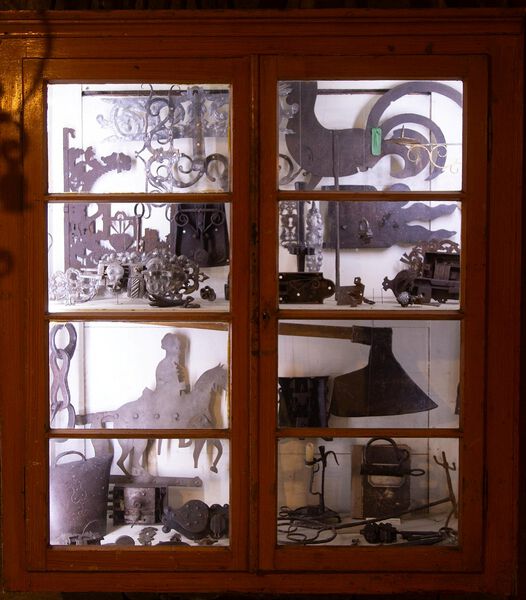 Datei:GHV Schmiede-Vitrine.jpg
