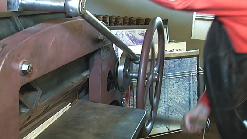 Datei:GHV Buchbinderei-Schneidemaschine-in-Aktion.JPG