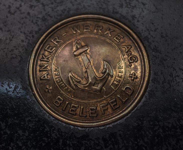 Datei:GHV Naehzimmer NM-Anker-Signet.JPG