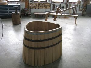 Arbeitsreifen und Fangband werden aufgezogen. - Der Fasskittel ist fertig.