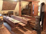 Schulbänke mit Harmonium für das gemeinsame Singen