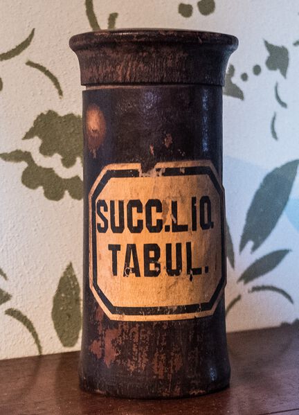 Datei:GHV Apotheke Standgefaess-Holz-SuccLiqTabul.jpeg