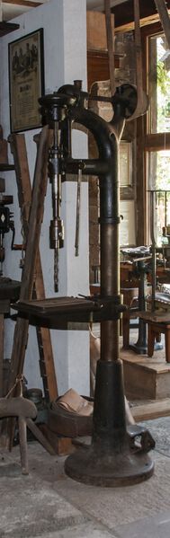 Datei:GHV Schmiede Ständerbohrmaschine.JPG